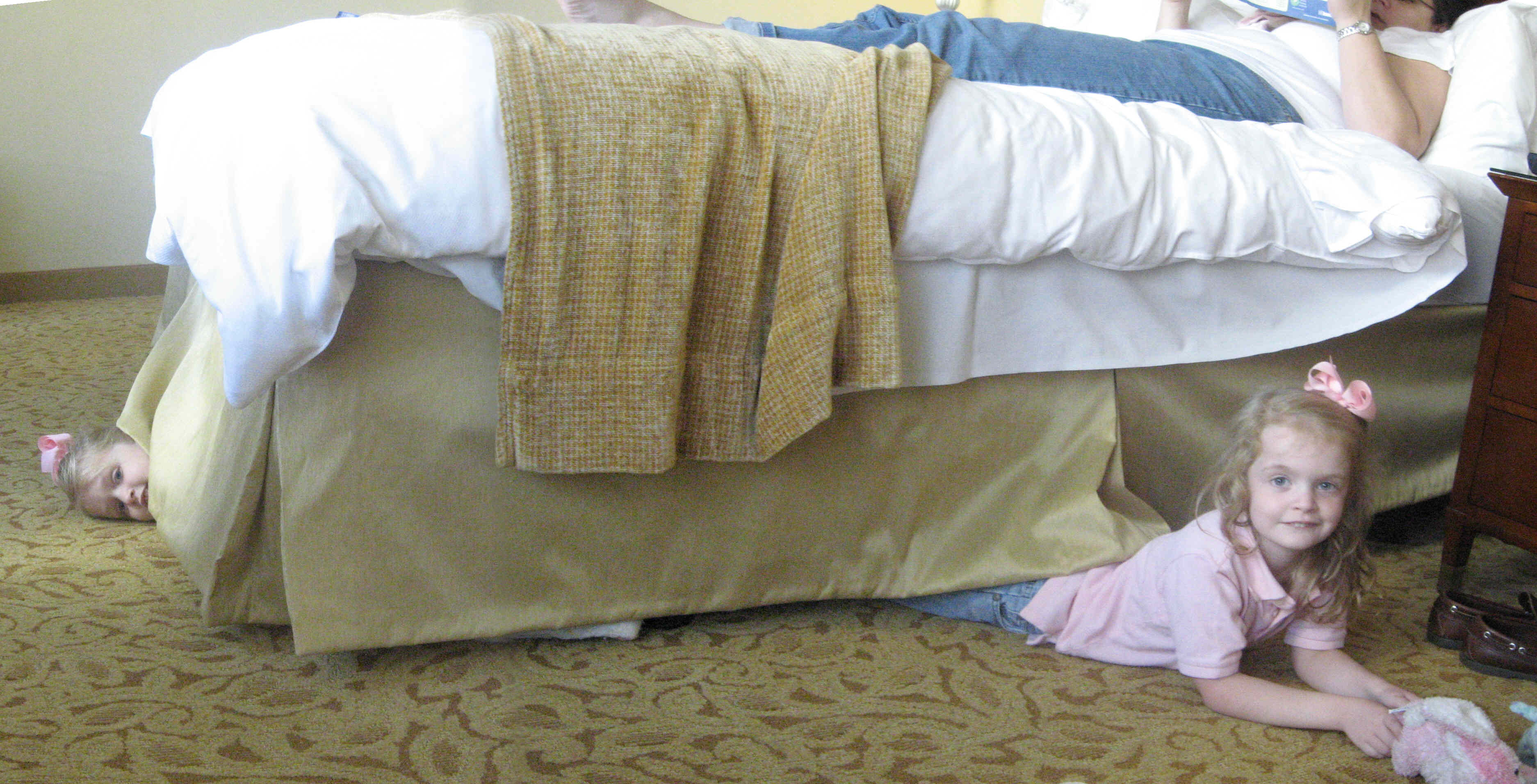 2007_10_09 CJ under bed at Toronto Marriott.jpg